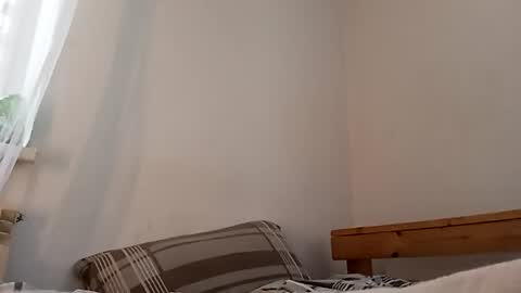 younh23wood online show from 06-17-26, 05:32