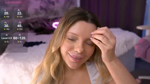 Julia Please Thumbs up me   online show from 12-08-24, 07:15