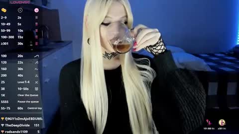 Snapshot of your_little_eva chatting on 03-05-25, 09:48 Eva online show from 03-05-25, 09:48