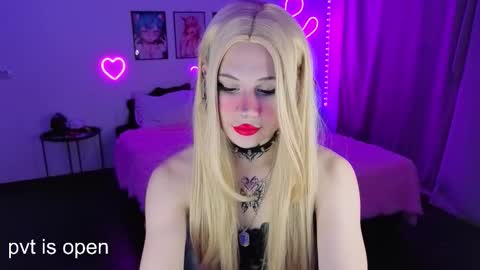 Snapshot of your_little_eva chatting on 10-05-25, 09:45 Eva online show from 10-05-25, 09:45