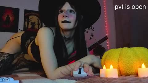 Snapshot of your_little_eva chatting on 10-31-25, 11:28 Eva online show from 10-31-25, 11:28