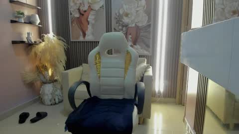 Snapshot of your_sissytrans chatting on 05-06-26, 11:32 NATASHA online show from 05-06-26, 11:32