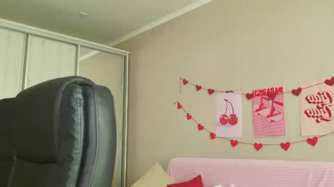 Snapshot of your_tender_doll chatting on 05-19-26, 11:27 Alice online show from 05-19-26, 11:27