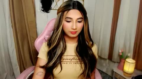 Snapshot of yourasianfave_drea chatting on 10-18-25, 11:33 DREA online show from 10-18-25, 11:33