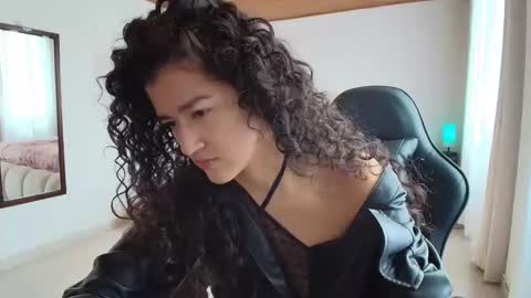 yourdreamgirl2025 online show from 11-06-25, 03:02