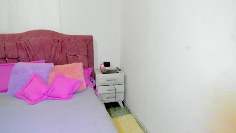 EMELY online show from 02-11-26, 06:57