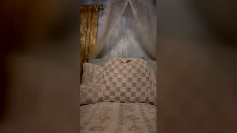 Snapshot of yourqueen18 chatting on 05-19-26, 01:00 YourQueen18 online show from 05-19-26, 01:00