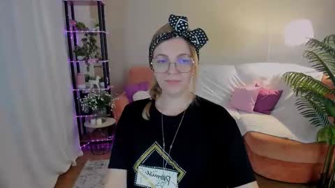 Snapshot of youruniverser chatting on 09-08-25, 03:33 Alice online show from 09-08-25, 03:33