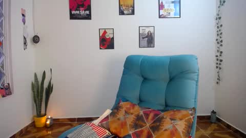 Snapshot of yumyyumyyumy_ chatting on 10-20-25, 10:43 zara online show from 10-20-25, 10:43