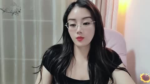 Snapshot of yuner0715 chatting on 12-16-24, 02:27 YunEr online show from 12-16-24, 02:27