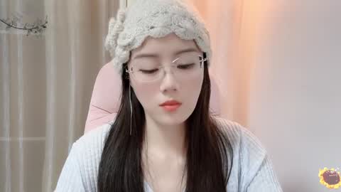 Snapshot of yuner0715 chatting on 12-23-24, 02:17 YunEr online show from 12-23-24, 02:17