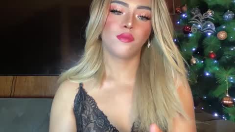 Snapshot of yvonne_guidotti chatting on 12-17-24, 08:10 Miss Cali online show from 12-17-24, 08:10