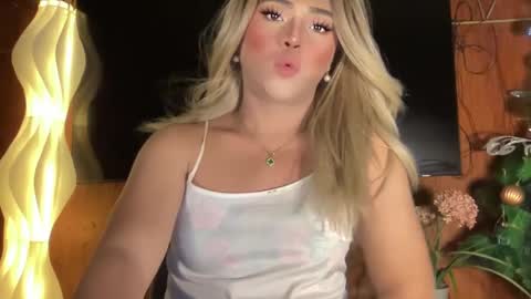 Snapshot of yvonne_guidotti chatting on 01-11-25, 07:49 Miss Cali online show from 01-11-25, 07:49