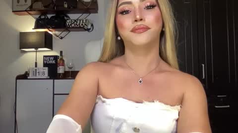 Snapshot of yvonne_guidotti chatting on 01-19-25, 11:01 Miss Cali online show from 01-19-25, 11:01