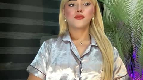 Snapshot of yvonne_guidotti chatting on 02-15-25, 05:30 Miss Cali online show from 02-15-25, 05:30