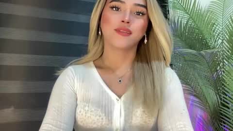 Snapshot of yvonne_guidotti chatting on 02-22-25, 08:18 Miss Cali online show from 02-22-25, 08:18