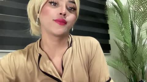 Snapshot of yvonne_guidotti chatting on 02-23-25, 11:11 Miss Cali online show from 02-23-25, 11:11