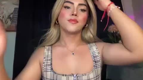 Snapshot of yvonne_guidotti chatting on 09-21-25, 04:41 Miss Cali online show from 09-21-25, 04:41