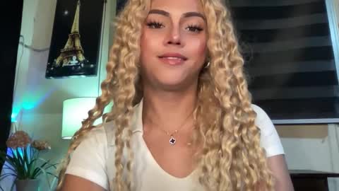 Snapshot of yvonne_guidotti chatting on 10-11-25, 06:17 Miss Cali online show from 10-11-25, 06:17