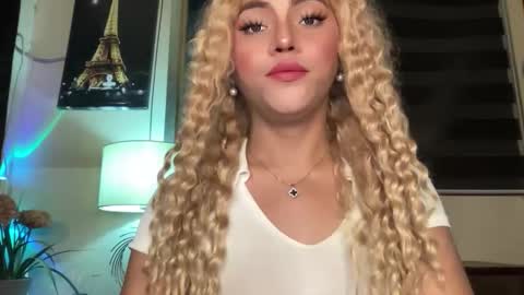 Snapshot of yvonne_guidotti chatting on 10-20-25, 05:57 Miss Cali online show from 10-20-25, 05:57