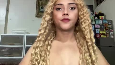 Snapshot of yvonne_guidotti chatting on 10-21-25, 04:51 Miss Cali online show from 10-21-25, 04:51