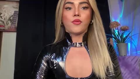 Snapshot of yvonne_guidotti chatting on 10-22-25, 06:29 Miss Cali online show from 10-22-25, 06:29