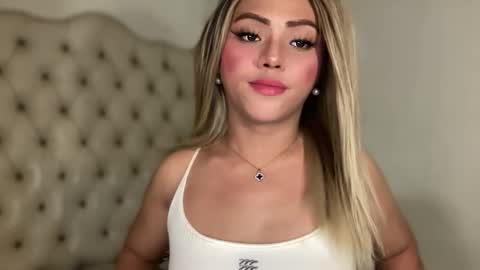 Snapshot of yvonne_guidotti chatting on 11-14-25, 04:22 Miss Cali online show from 11-14-25, 04:22