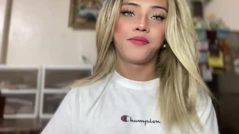 Snapshot of yvonne_guidotti chatting on 11-16-25, 02:06 Miss Cali online show from 11-16-25, 02:06