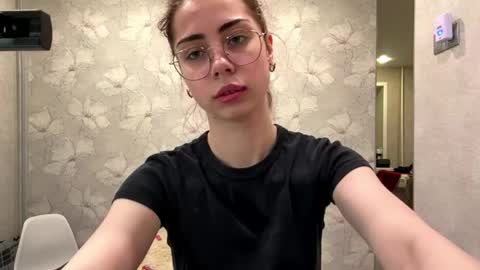 Snapshot of yvonnepfluger chatting on 06-07-26, 05:16 Lina online show from 06-07-26, 05:16