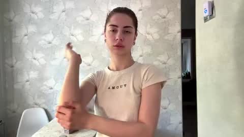 Snapshot of yvonnepfluger chatting on 06-25-26, 04:34 Lina online show from 06-25-26, 04:34
