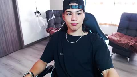 Snapshot of zackss_player chatting on 10-25-25, 02:46 zackss_player online show from 10-25-25, 02:46