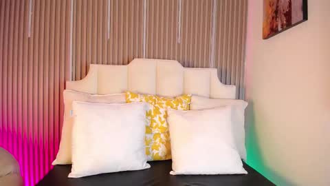 Snapshot of zafiro_cat chatting on 03-18-26, 04:59 Zafiro online show from 03-18-26, 04:59