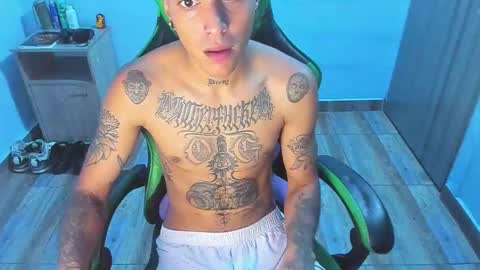 Snapshot of zafirocum chatting on 12-21-25, 11:06 BiG Zafiro online show from 12-21-25, 11:06