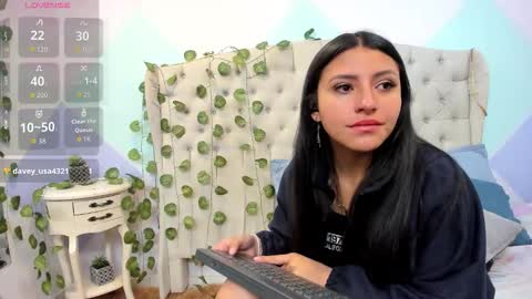 Snapshot of zaharaskylar chatting on 10-27-25, 11:36 Zahara online show from 10-27-25, 11:36