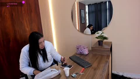 Snapshot of zara_andersson chatting on 09-11-25, 12:27 Zara online show from 09-11-25, 12:27