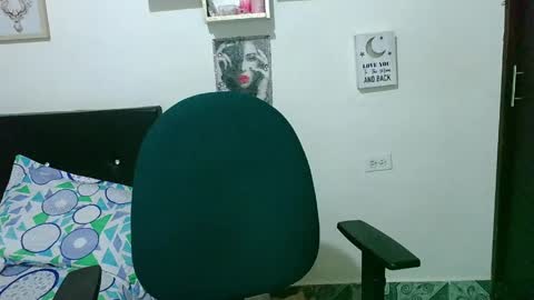 Snapshot of zaray_45bella chatting on 04-29-26, 12:05 zaray online show from 04-29-26, 12:05