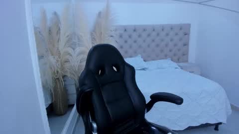 Zarina Waynne online show from 12-14-25, 07:40