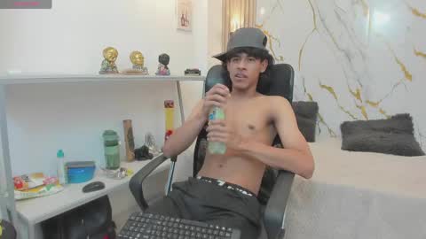 Snapshot of zayn_fox32 chatting on 05-12-26, 06:49 Zayn online show from 05-12-26, 06:49