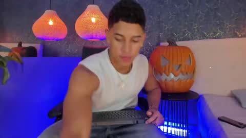 Snapshot of zayne_cross chatting on 10-21-25, 05:30 Zayn Cross online show from 10-21-25, 05:30