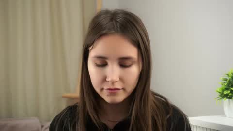 Emilia online show from 10-12-25, 12:53