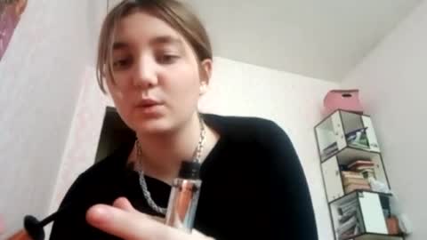 Snapshot of zeniabrossoit chatting on 04-19-26, 11:09 zeniabrossoit online show from 04-19-26, 11:09