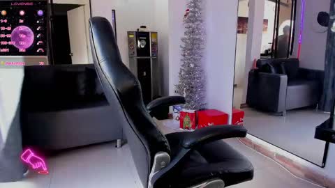 Snapshot of zhoestrong chatting on 12-12-24, 09:37 zhoestrong online show from 12-12-24, 09:37