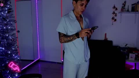 Snapshot of zhoestrong chatting on 01-05-25, 11:12 zhoestrong online show from 01-05-25, 11:12