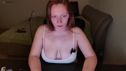 Snapshot of zlatalata chatting on 10-05-25, 10:57 zlatalata online show from 10-05-25, 10:57