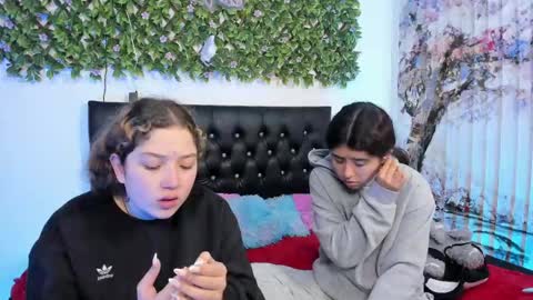 Zoe And Valeria online show from 04-29-26, 06:25