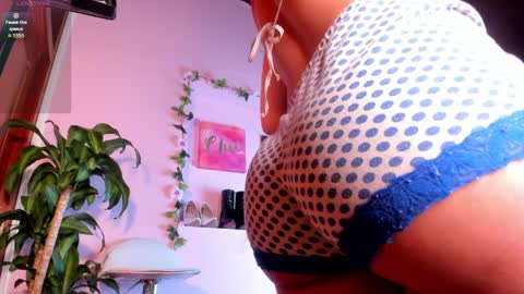 Snapshot of zoe_bakerr chatting on 04-11-26, 07:02 Zoe Baker online show from 04-11-26, 07:02