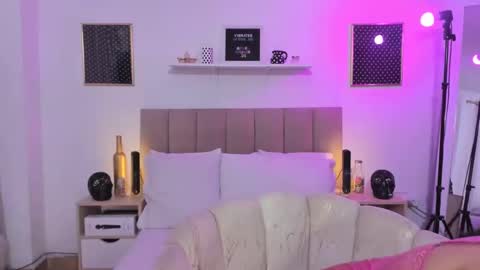 Snapshot of zoe_gruber chatting on 10-19-25, 09:15 Zoe Gruber online show from 10-19-25, 09:15