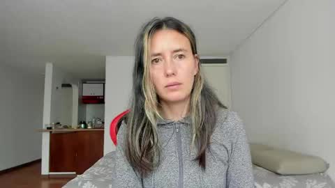 Snapshot of zoe_jeane_beker chatting on 05-10-26, 07:52 ZOE online show from 05-10-26, 07:52