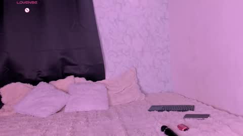 Snapshot of zoe_katz_ chatting on 11-12-25, 11:25 Zoe online show from 11-12-25, 11:25