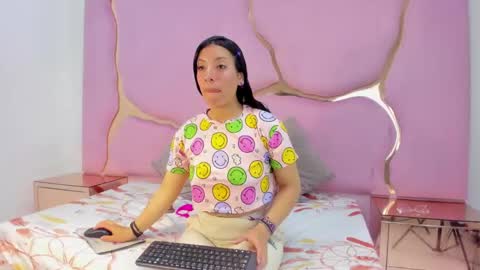 zoe_king19 online show from 10-07-25, 04:20